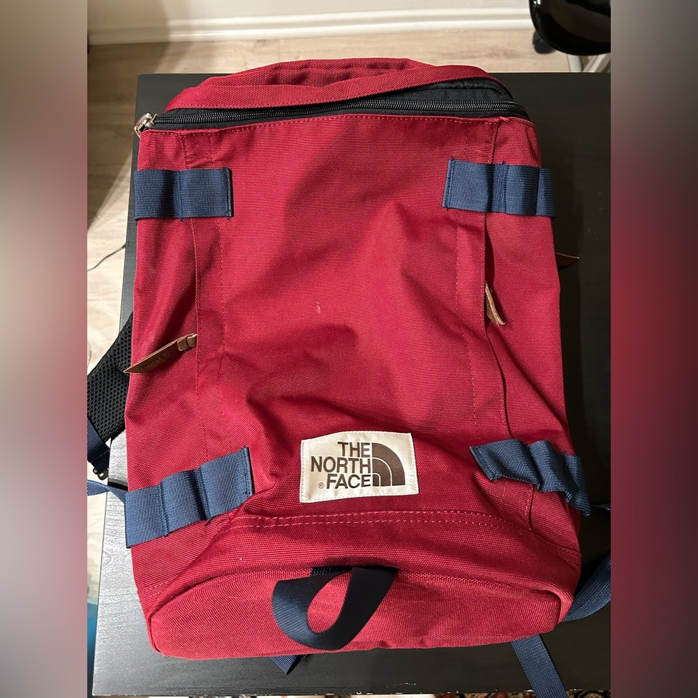 LIKE NEW - The North Face backbag